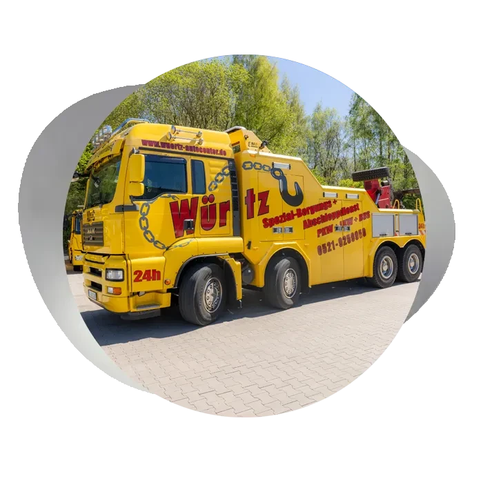 Gelber ADAC Abschleppwagen von Würtz auf einem Parkplatz im Freien