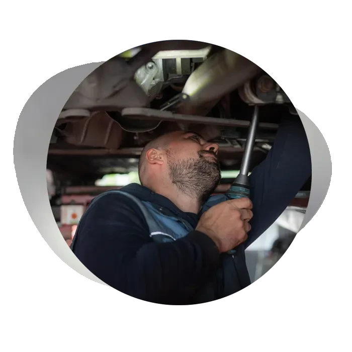 Kfz-Mechaniker bei der Arbeit in einer Bosch Car Service Werkstatt
