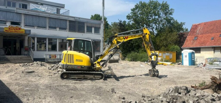 Pflasterbau auf dem Netto Parkplatz in Karlsruhe mit Bagger Bagger beim Pflasterbau auf dem Netto Parkplatz in Karlsruhe