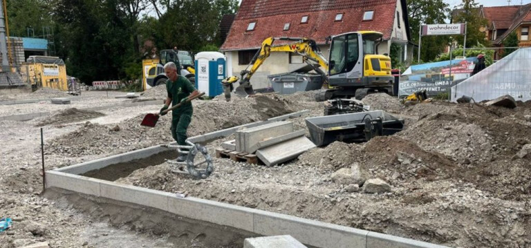 Pflasterbau Karlsruhe: Bauarbeiten auf Netto Parkplatz mit Bagger und Baumaterial Pflasterbau auf dem Netto Parkplatz in Karlsruhe mit Baumaschinen und Baumaterialien
