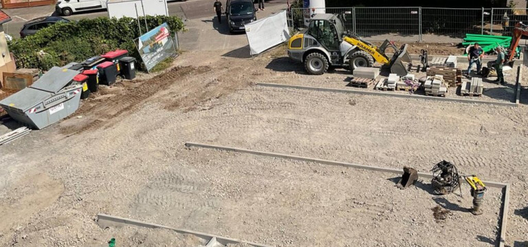 Pflasterbau am Netto Parkplatz in Karlsruhe – Baustelle mit Kramer Baumaschine Baustelle für Pflasterbau am Netto Parkplatz in Karlsruhe mit Baumaschine Kramer