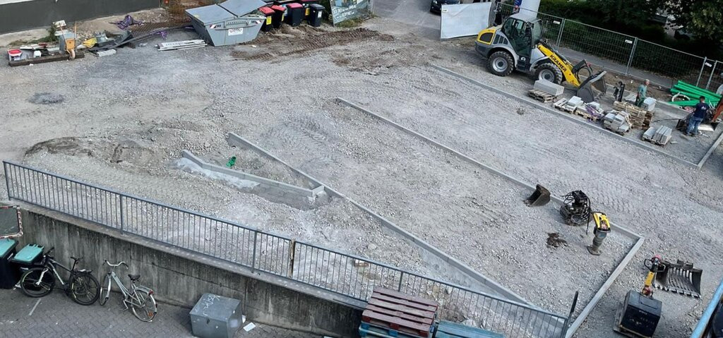 Pflasterbau Karlsruhe – Baustelle am Netto-Markt, vorbereitete Fläche für Pflasterarbeiten Pflasterbau auf einer Baustelle in Karlsruhe am Netto-Markt, Blick auf vorbereitete Fläche und Baumaschinen