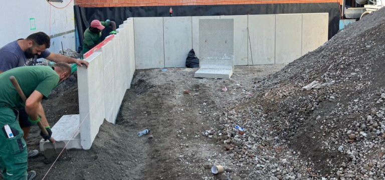 L-Steine für Parkplatz in Karlsruhe – Baustelle mit Betonfertigteilen L-Steine für Parkplatzbau in Karlsruhe, Baustelle mit Betonfertigteilen