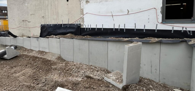 L-Steine in Karlsruhe – Stützmauer aus Beton auf Baustelle L-Steine als Stützmauer auf einer Baustelle in Karlsruhe