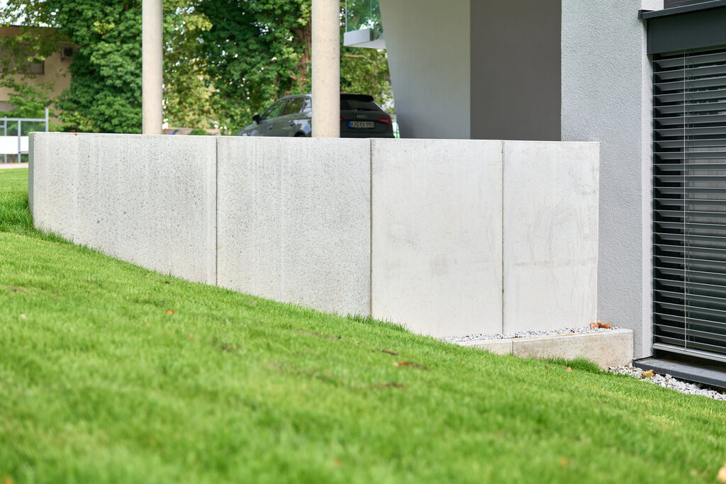 Moderne Gartengestaltung mit Betonmauer in Karlsruhe, Ottostraße 2