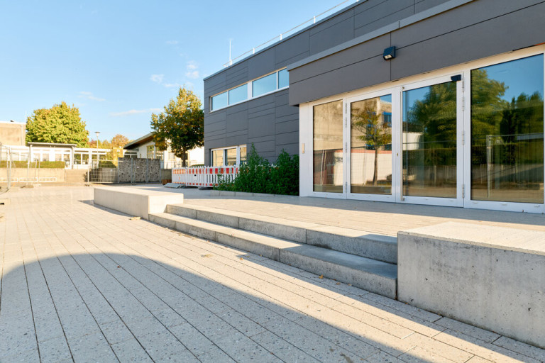 Moderne Sitzgelegenheiten aus Beton vor dem Gebäude Grüner Daumen in Remchingen, aufgenommen am 18.09.2026