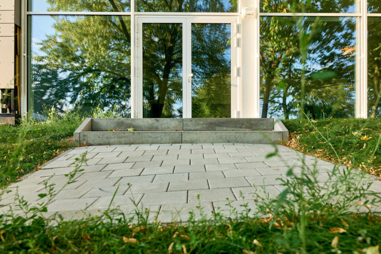 Moderner Treppenbau vor Glasfassade von Grüner Daumen in Remchingen, aufgenommen am 18.09.2026