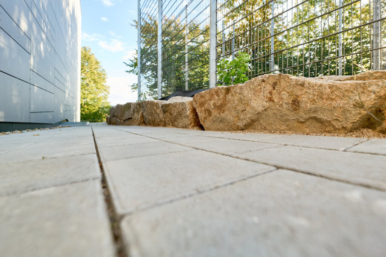 Natursteinmauer und Pflastersteine bei Grüner Daumen in Remchingen, modernes Gartenbau-Projekt
