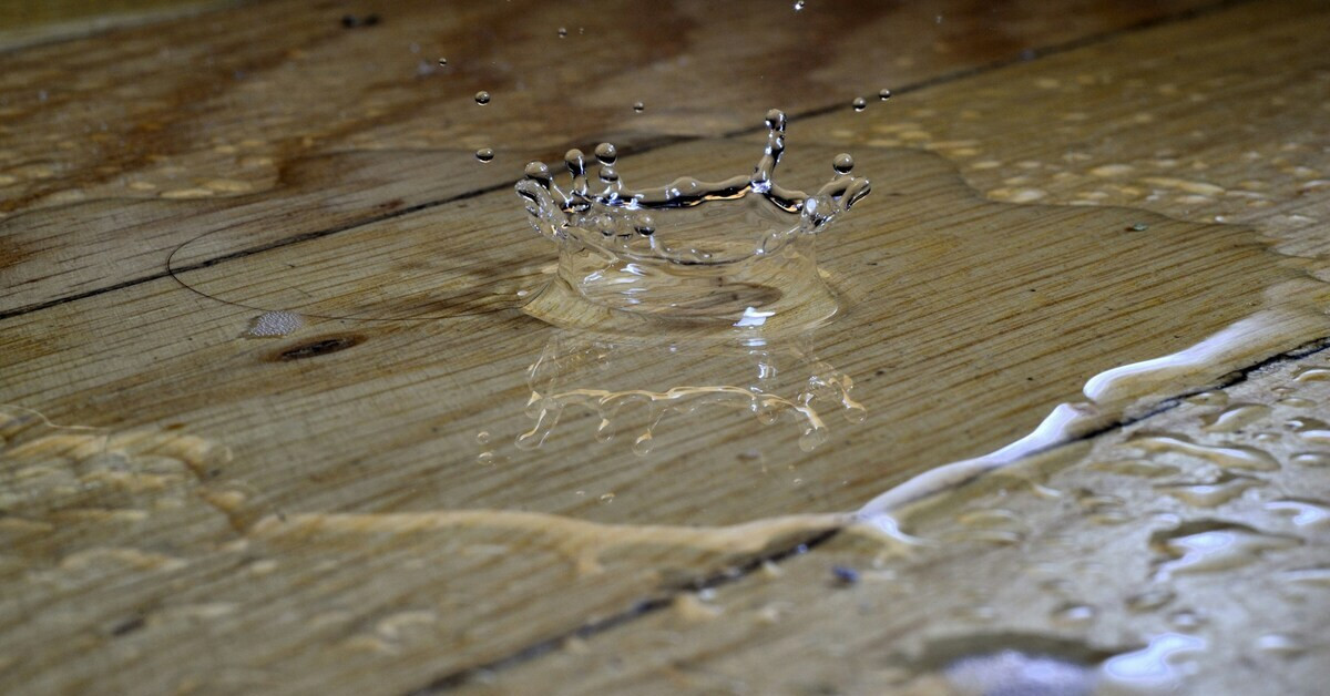 Wasser in der Wohnung auf Holzboden – Wasserschaden und nasser Bodenbelag