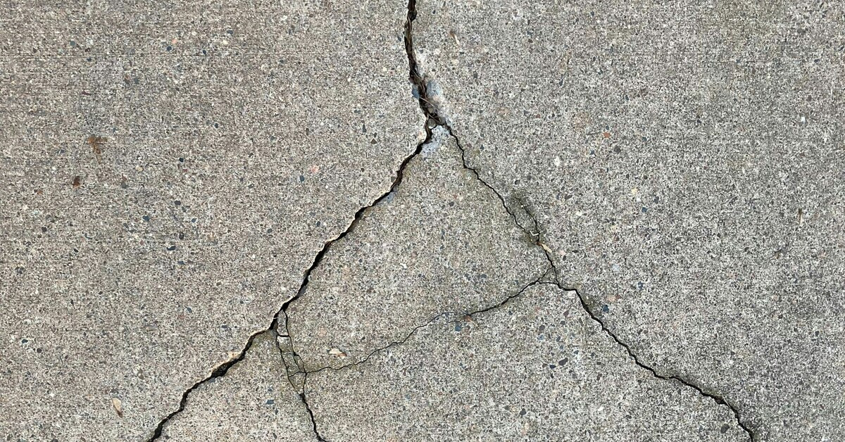 Beton mit sichtbaren Rissen in der Oberfläche