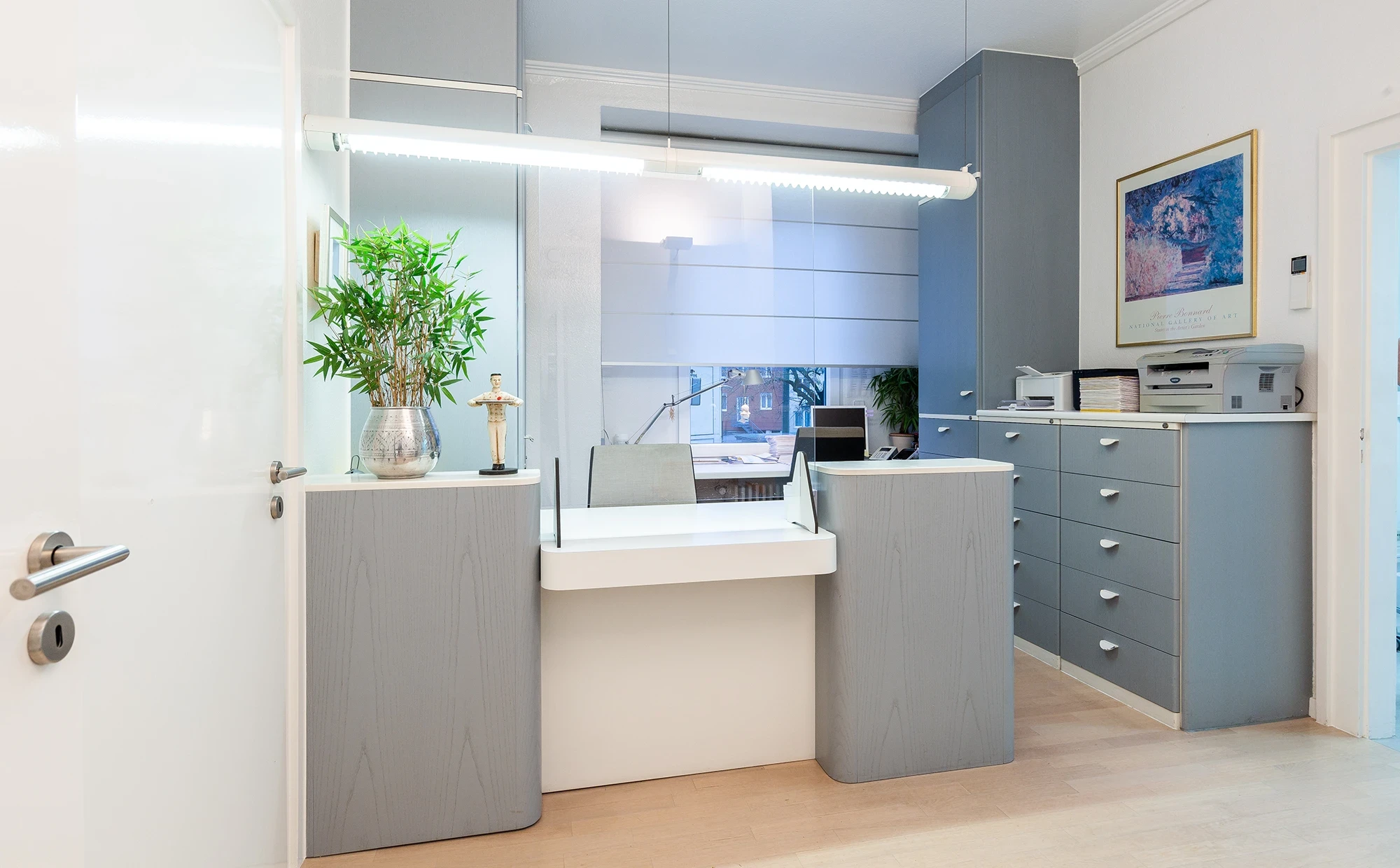 Moderner Empfangsbereich einer Praxis oder eines Büros als Headerbild für die Startseite