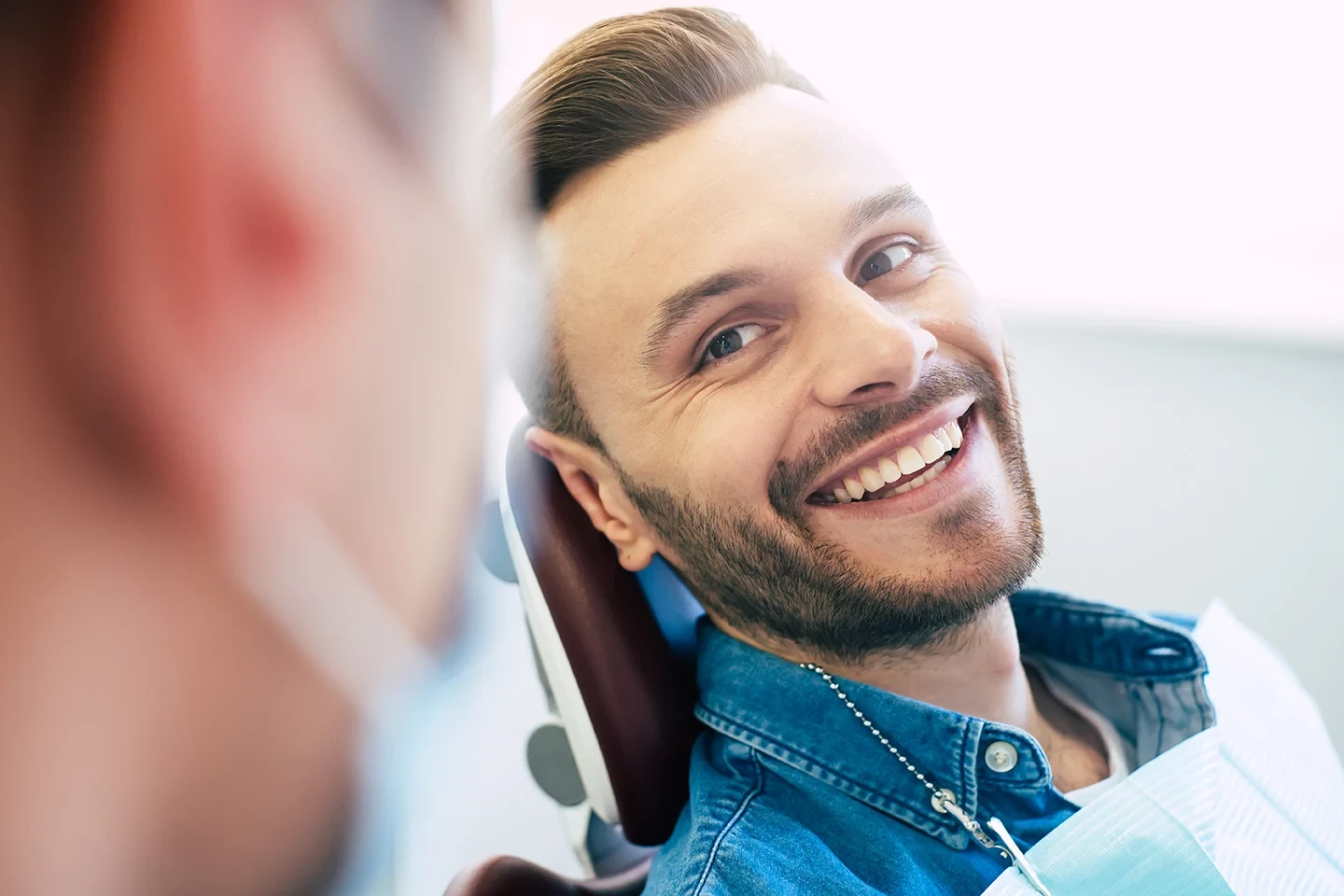 Headerbild Startseite: Patient beim Zahnarzt in moderner Praxis