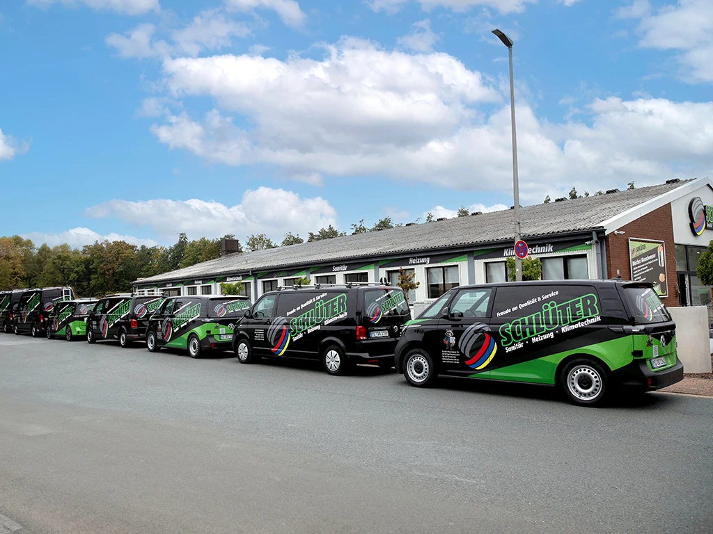 Firmenwagen der Firma Schlüter für Sanitär, Heizung und Klimatechnik vor dem Unternehmensgebäude