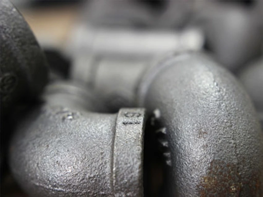 Nahaufnahme von Metallrohren und Rohrverbindungen