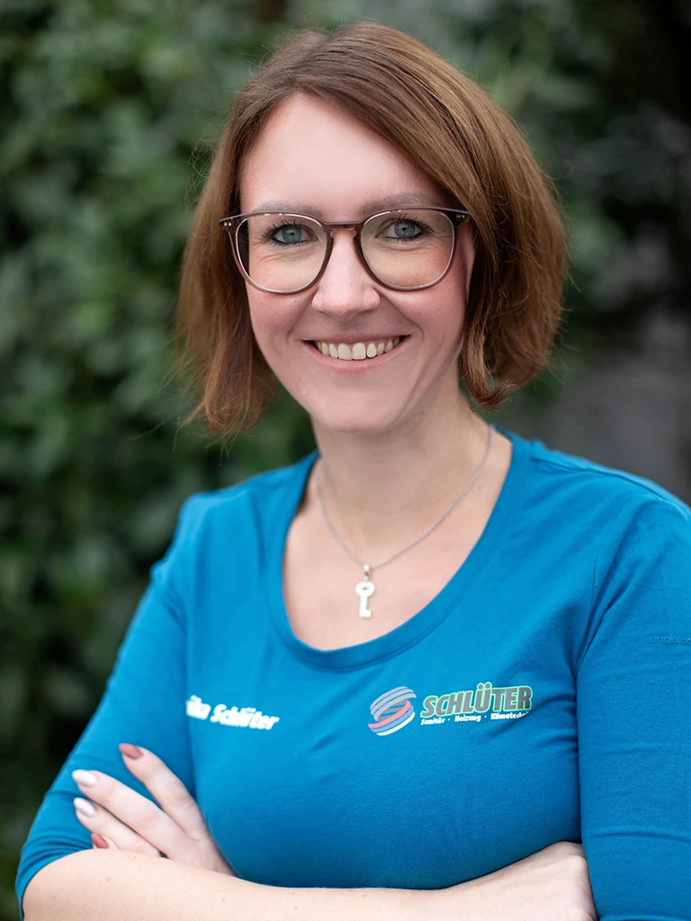 Annika Schlüter mit blauem Schlüter T-Shirt, Sanitär-Heizung-Klimatechnik