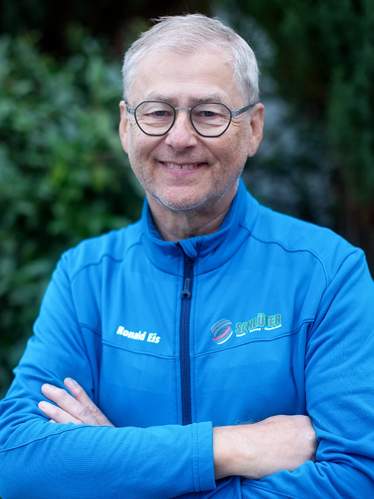 Ronald Eis im blauen Schlüter-Teamoutfit vor grüner Natur