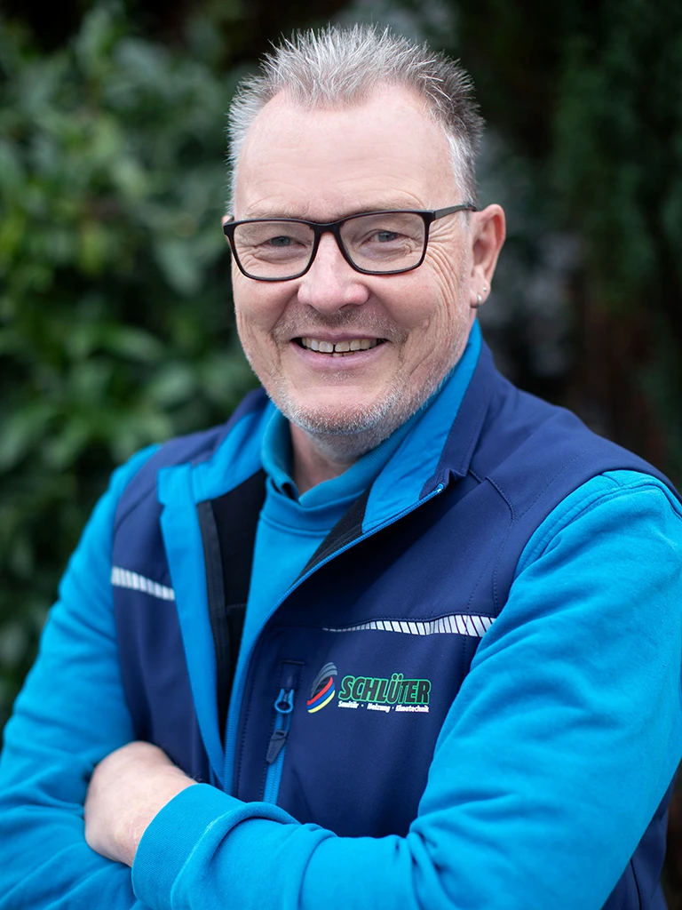 Marco Rieke von Schlüter Sanitär Heizung Klimatechnik in Arbeitskleidung