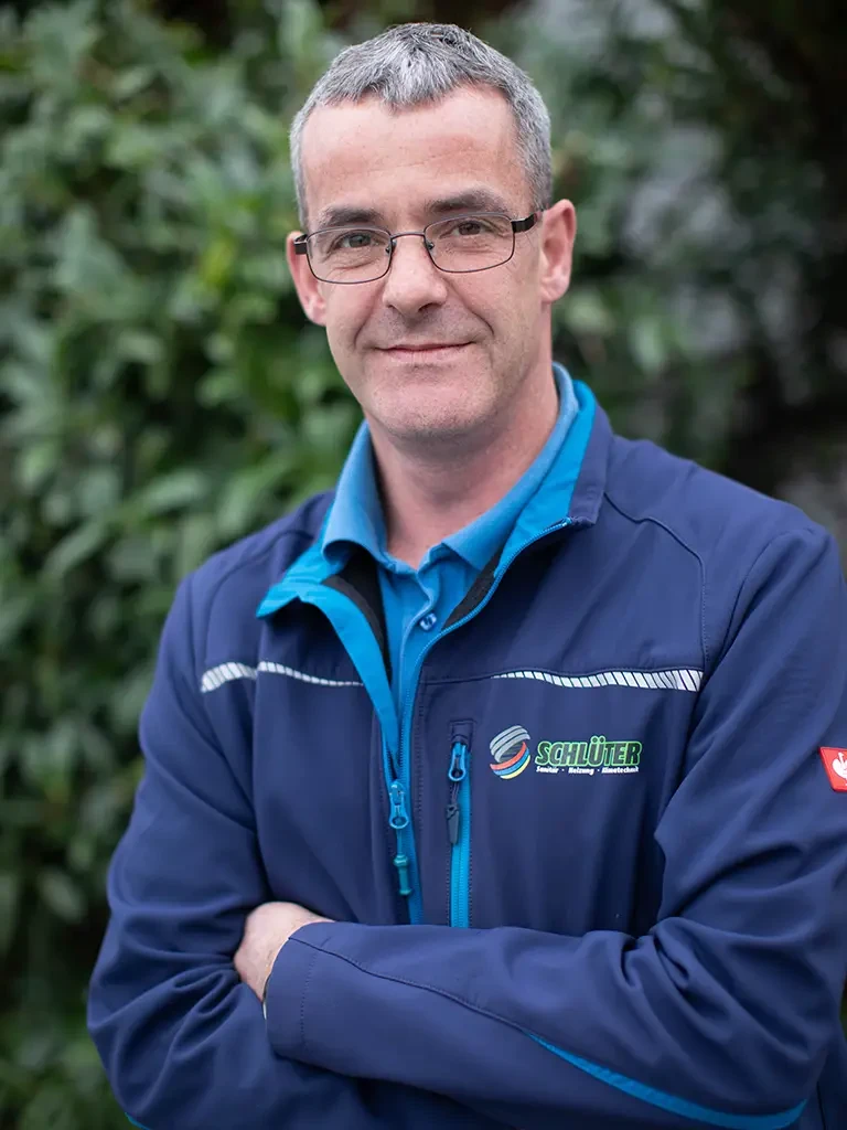 Manuel Unterbrink im Arbeitsoutfit der Firma Schlüter Sanitär Heizung Klimatechnik