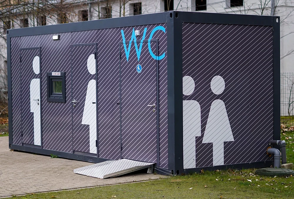 Barrierefreie WC-Containeranlage bei Veranstaltung, Symbol für Wasser und Abwasser