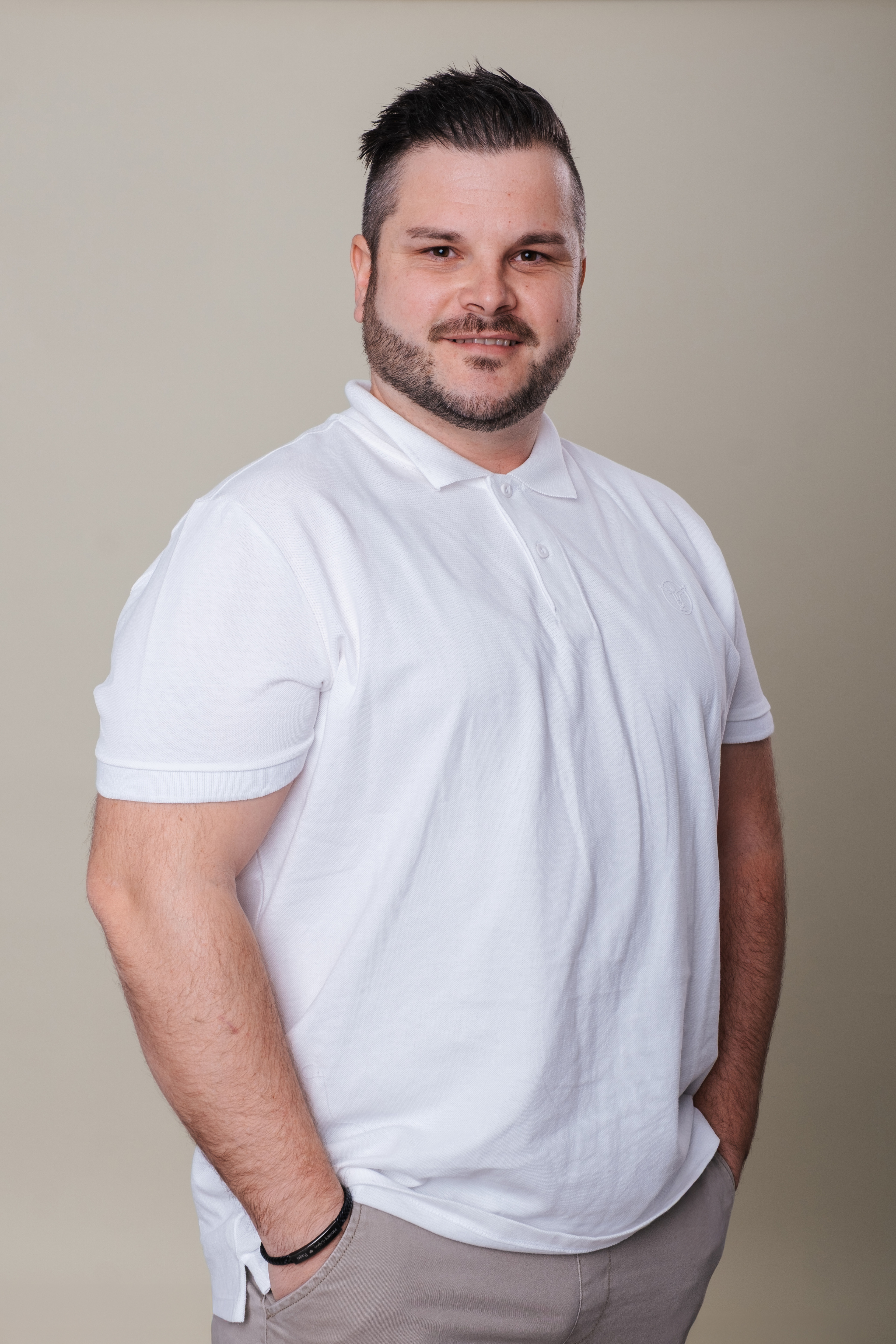 Portrait eines Mannes im weißen Poloshirt, 2 Blumen Wieting, 2025