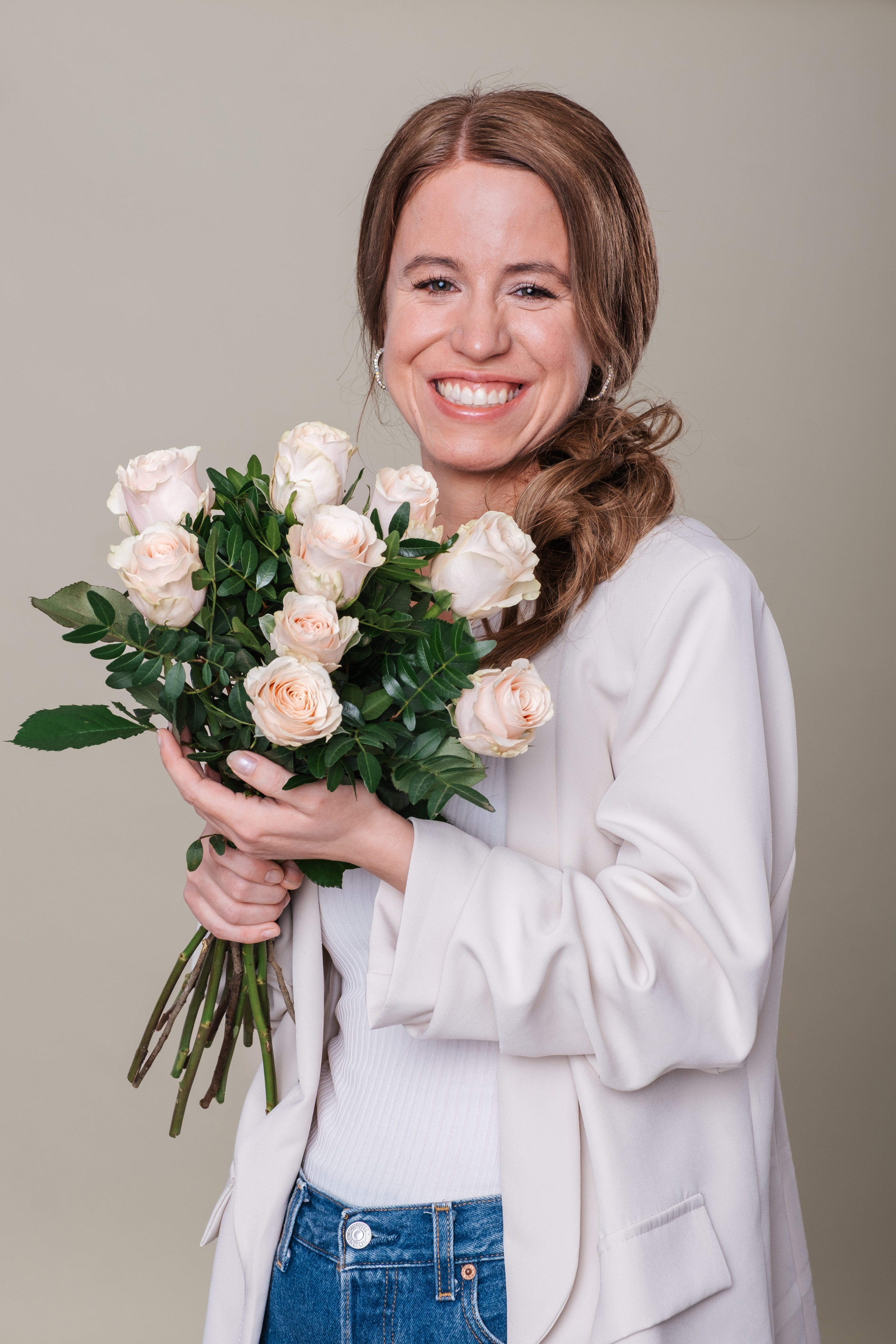 Portrait einer Frau mit Blumenstrauß, Wieting, 2025
