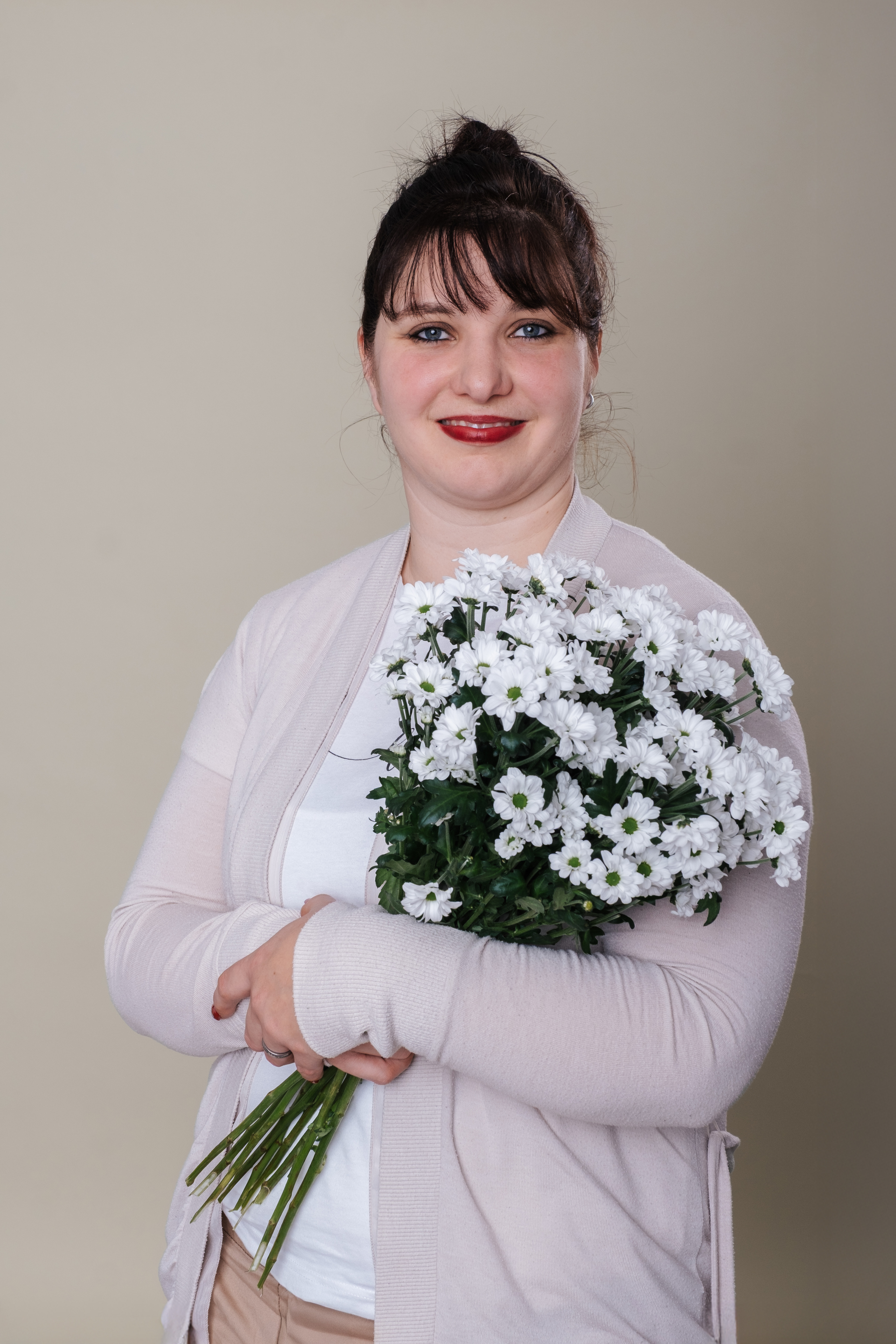 Portrait einer Frau mit weißen Blumen, Wieting, 2025