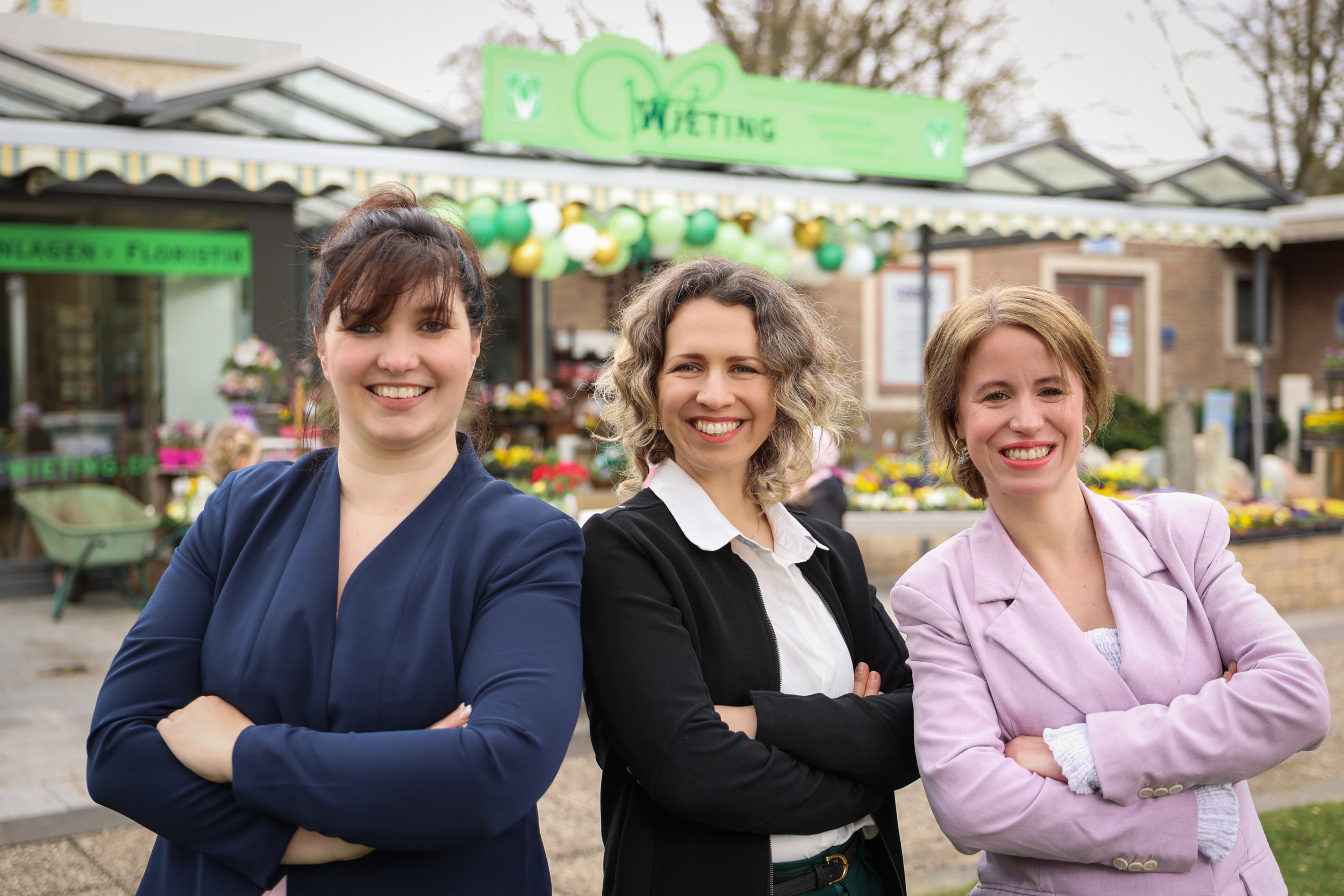 Team von Blumenwieting bei der Neueröffnung des Blumengeschäfts vor dem Laden