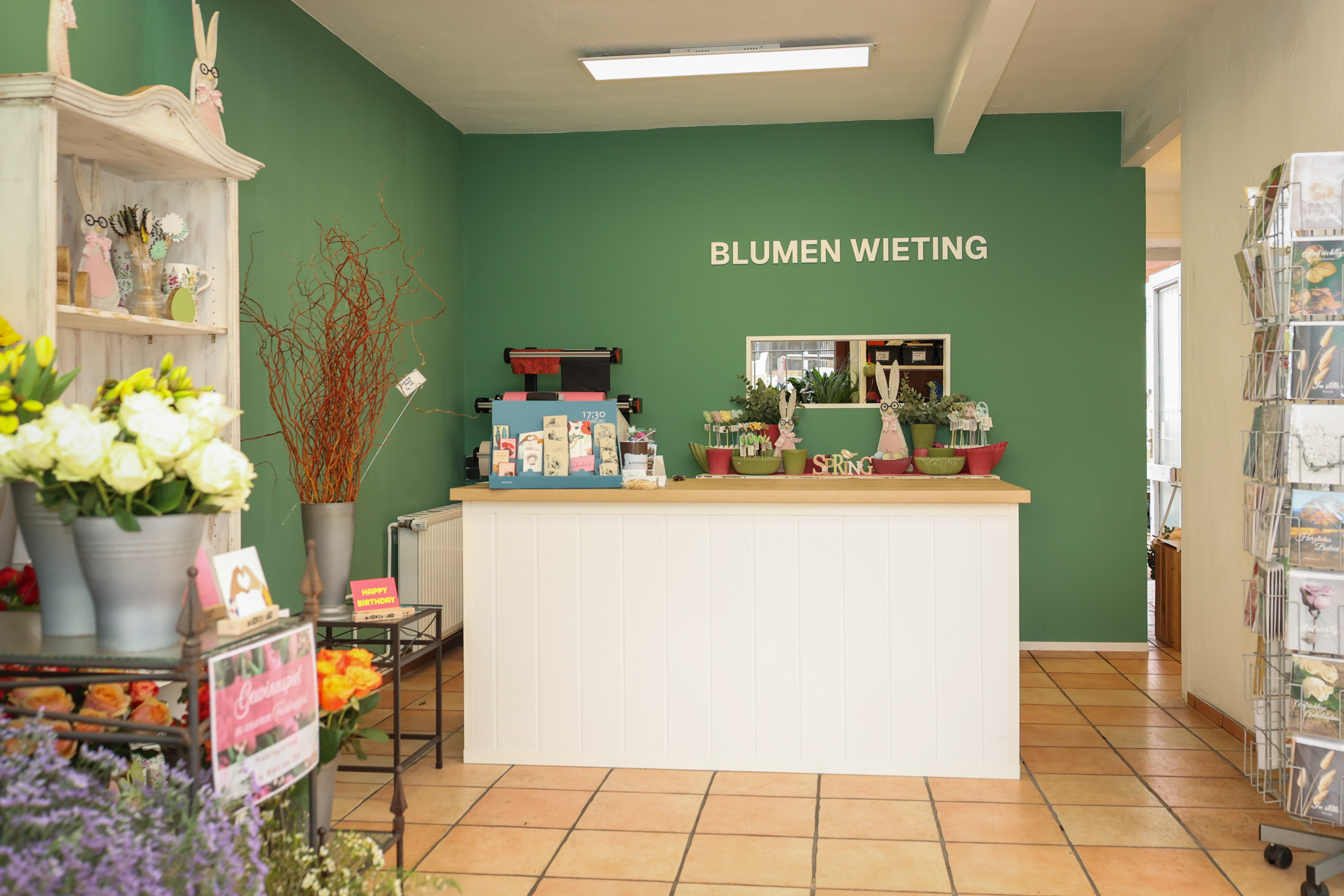 Blumen Wieting Ladentheke zur Neueröffnung mit Frühlingsdekoration und Blumen