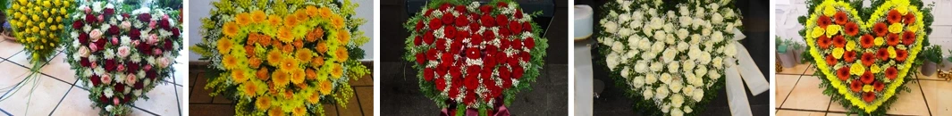 Stellherzen aus roten Rosen und weißen Blumen als Blumengesteck
