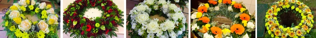 Urnenschmuck mit weißen Rosen und Blumen als Trauerfloristik