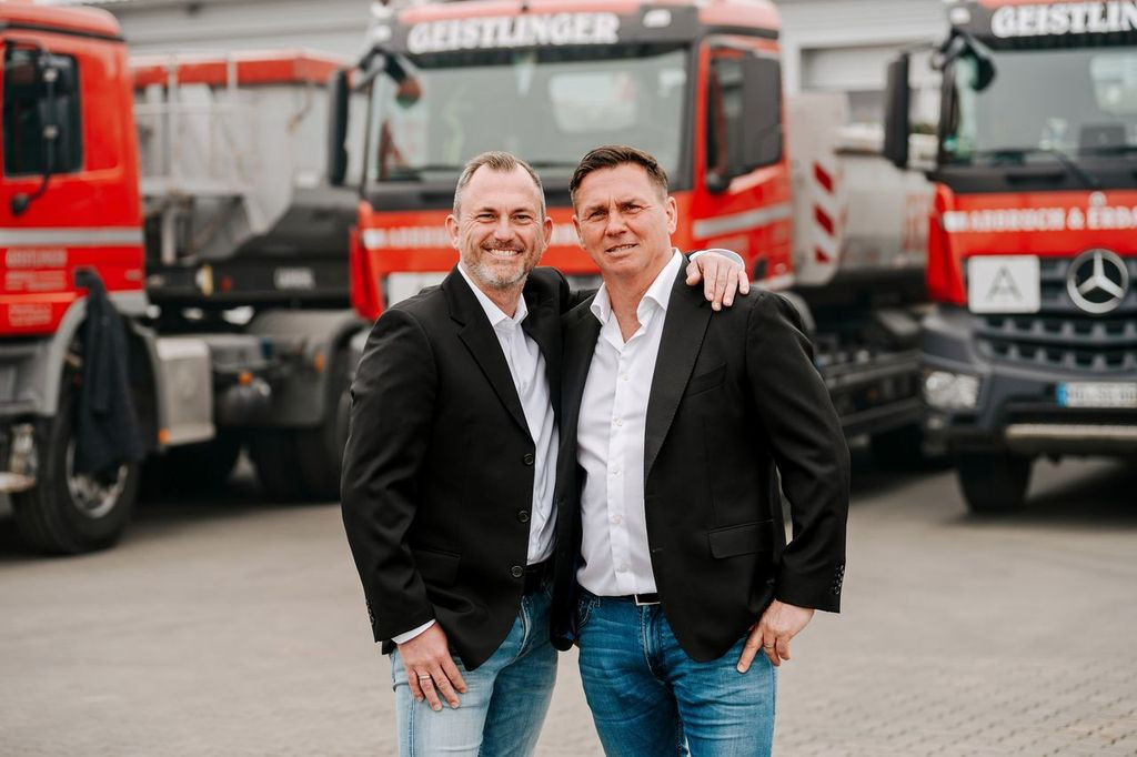 Geistlinger Abbruch Team vor einem LKW