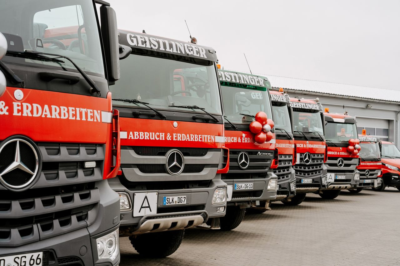 Geislinger Abbruch und Erdarbeiten LKWs in einer Reihe