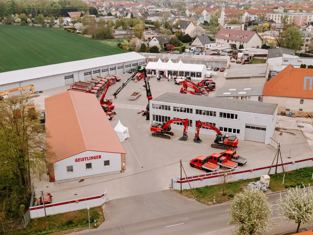 Luftaufnahme der Geislinger Baumaschinenfirma mit roten Maschinen