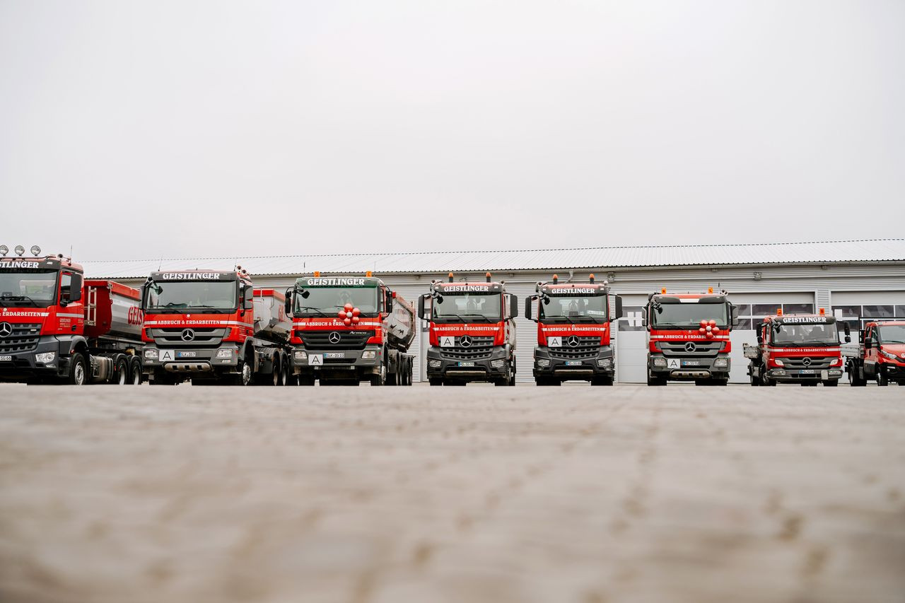 Geislinger LKW Flotte vor Lagerhalle