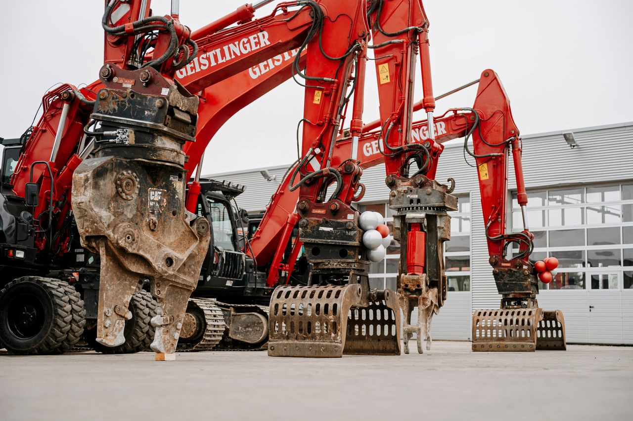 Rote Geistlinger Bagger auf einem Industriegelände