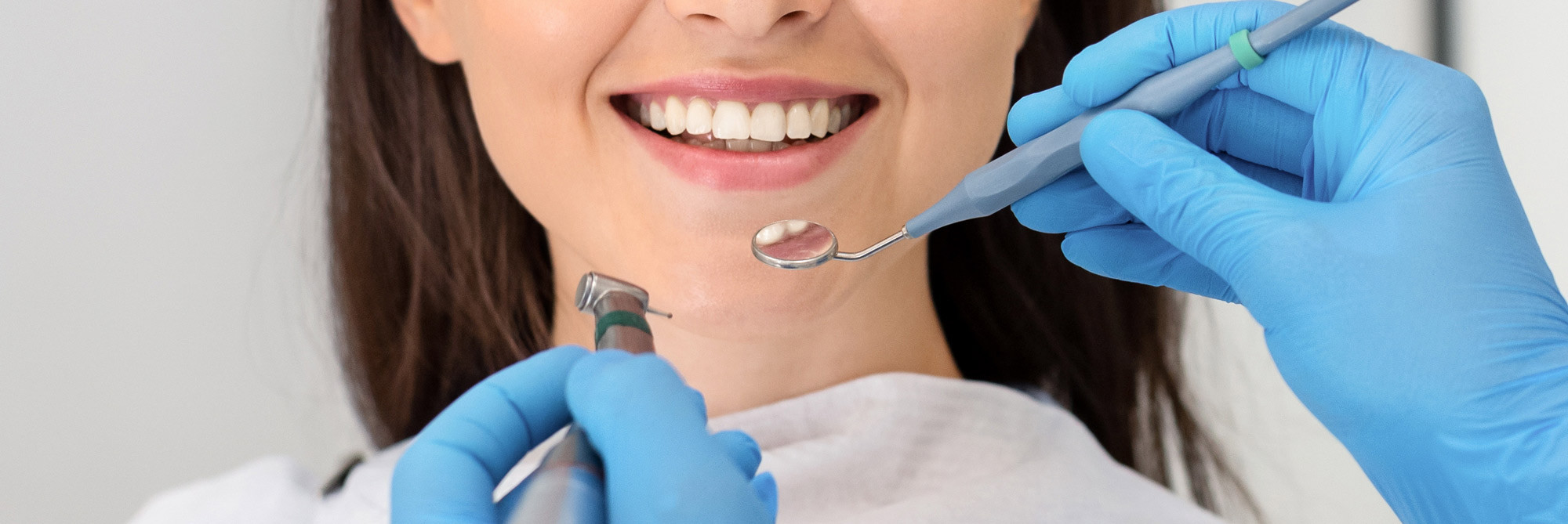 Gemeinschaftspraxis Zahnärzte in Braunschweig, Cropped image of smiling woman attenting dental clinic 