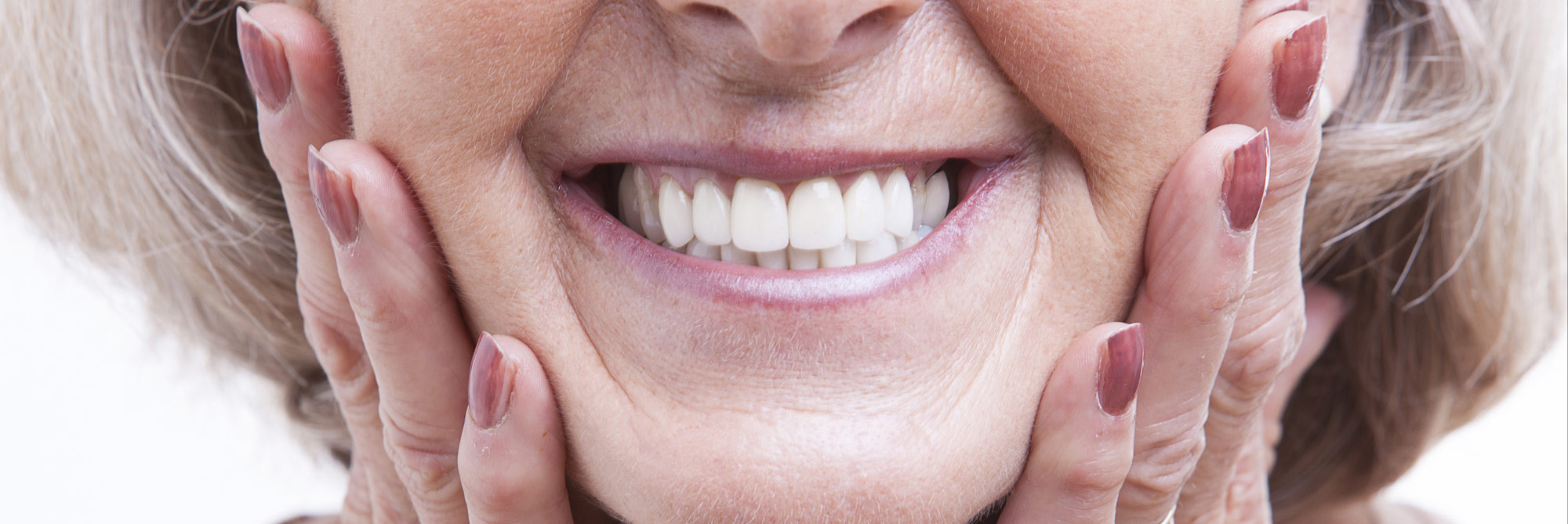 Gemeinschaftspraxis Zahnärzte in Braunschweig, Close up view on senior dentures 
