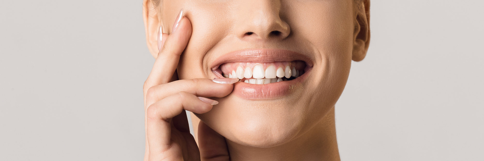 Gemeinschaftspraxis Zahnärzte in Braunschweig, Stomatology concept. Girl with strong white teeth