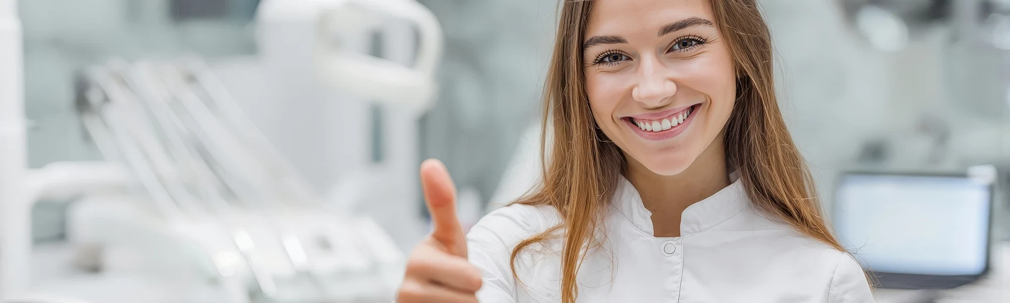 Headerbild für Stellenangebote mit Daumen hoch Geste im medizinischen Umfeld