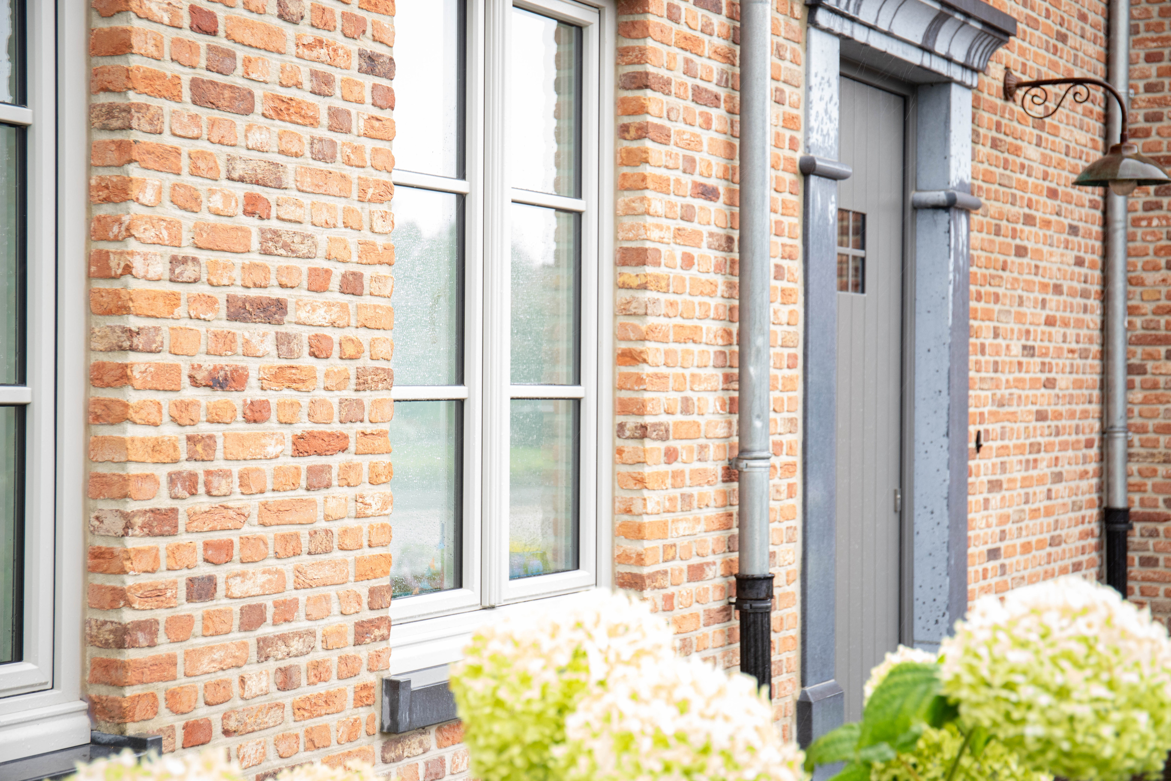 Gorissen Hausfassade mit Backstein, Fenster und Tür im Detail