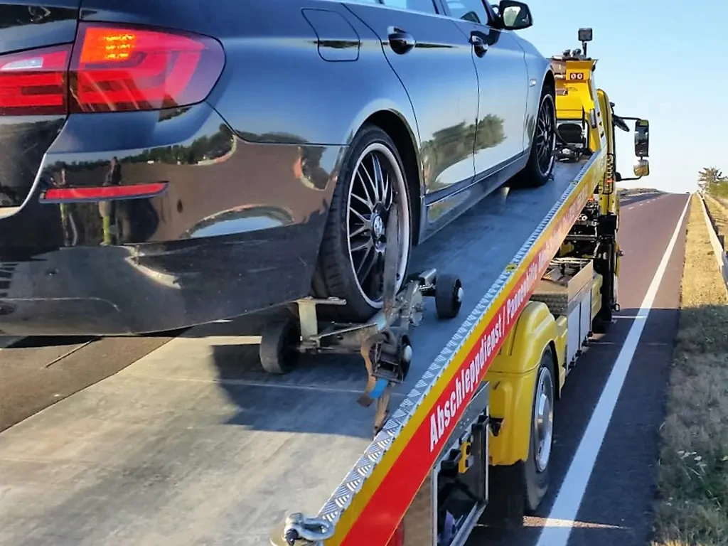 Abschleppdienst und Pannhilfe beim Transport eines Autos auf einem Abschleppwagen