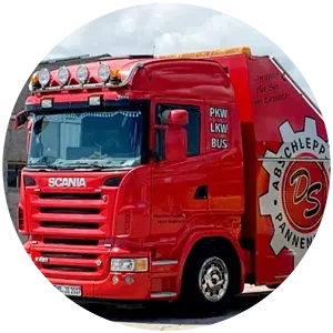 Roter Abschleppwagen von Scania für PKW, LKW und Busse im Einsatz