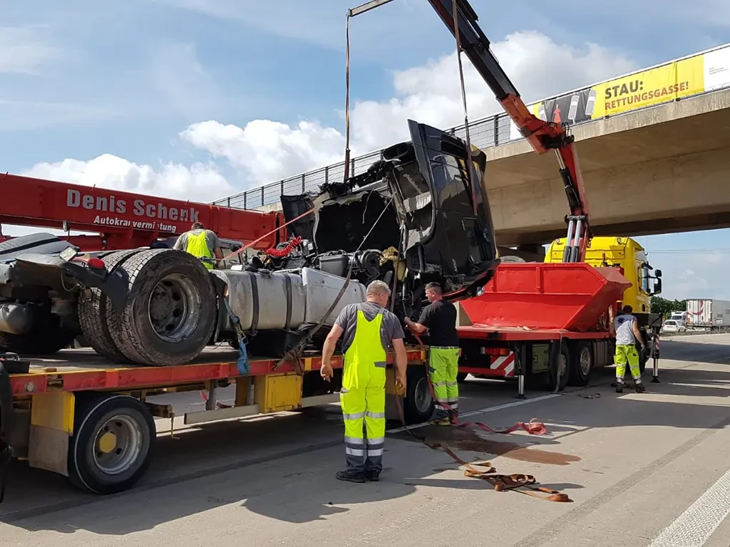 Abschlepp- und Bergungsdienst beim Einsatz mit Kran zur Bergung eines verunfallten Lkw auf der Autobahn