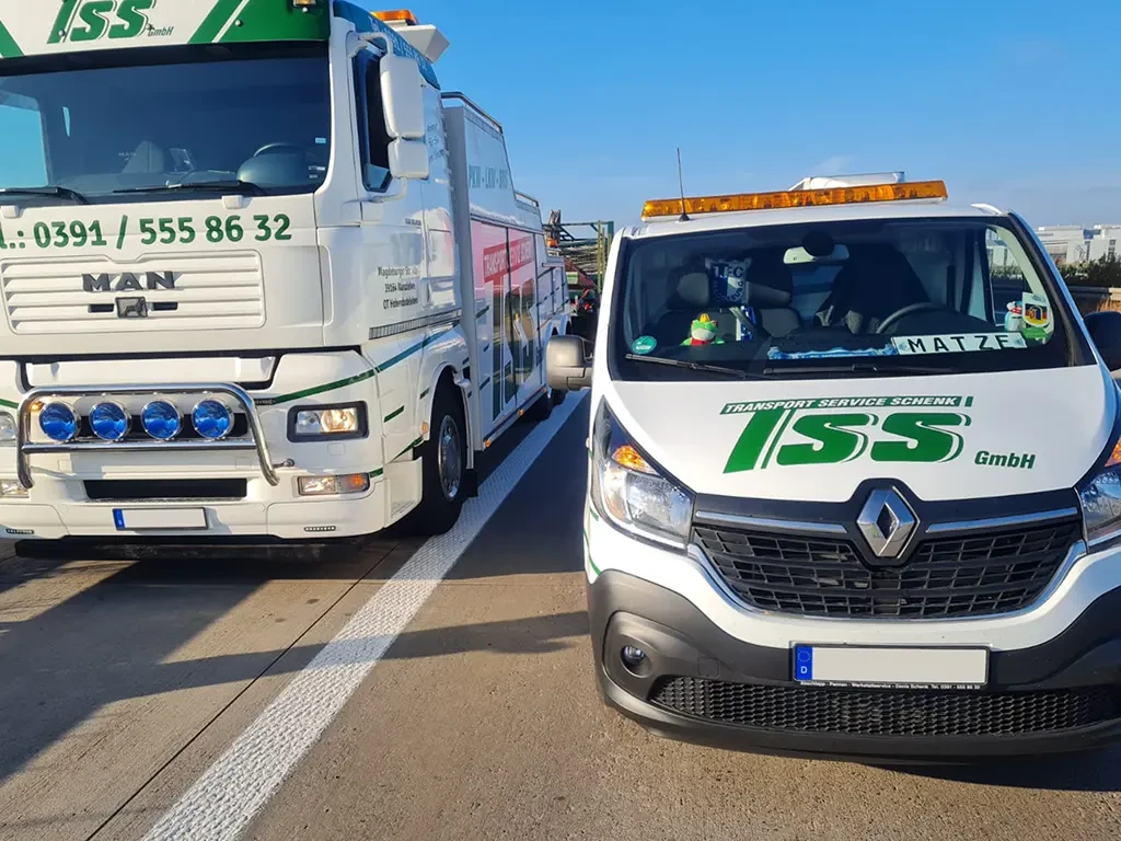 LKW und Transporter von Transport Service Schenk (TSS) auf einer Autobahn, Logistik und Transportdienstleistung