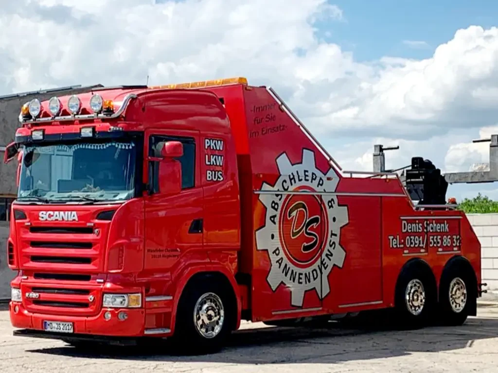 Abschleppdienst LKW von DS Pannendienst auf einem Firmengelände bei Tag