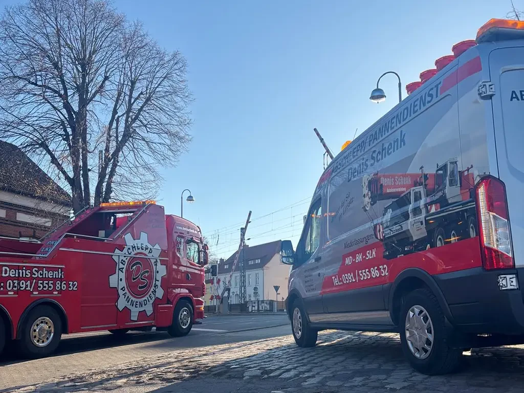 Fahrzeuge vom Abschlepp- und Pannendienst Denis Schenk im Einsatz auf einer Straße