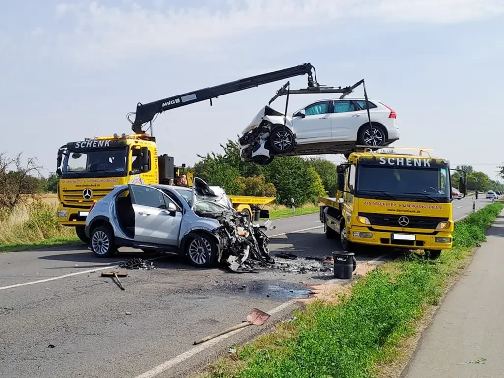 Abschlepp- und Bergungsdienst Schenk im Einsatz nach Verkehrsunfall Abschlepp- und Bergungsdienst Schenk bei der Bergung von Unfallfahrzeugen nach einem Autounfall auf einer Landstraße