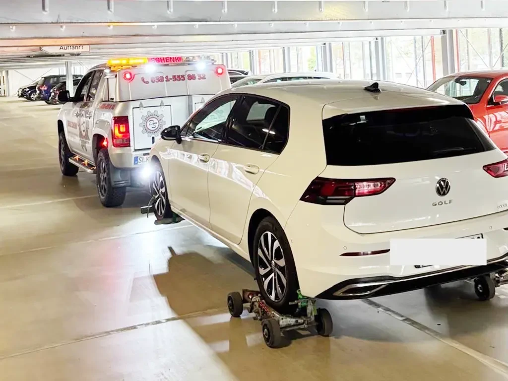 Denis Schenk PKW Abschleppdienst beim Abschleppen eines weißen VW Golf in einer Tiefgarage