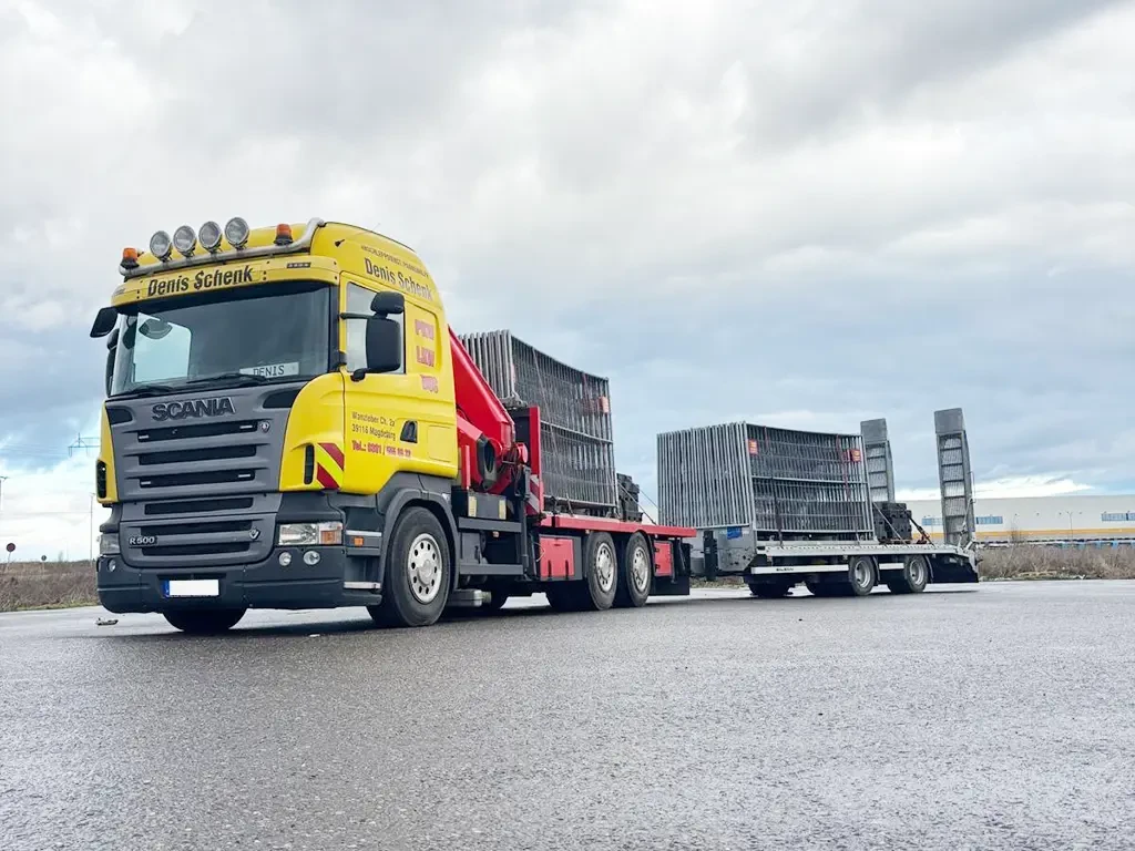 Denis Schenk Logistik – moderner LKW-Transport von Baumaterial LKW von Denis Schenk Logistik transportiert Baumaterial auf einem Industriegelände