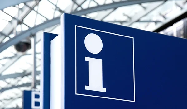 Informationsschild als Teaser für Kontaktaufnahme